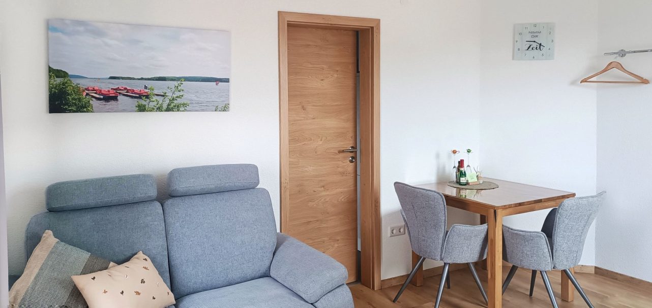 Apartment mit Balkon, Wohn- und Essbereich