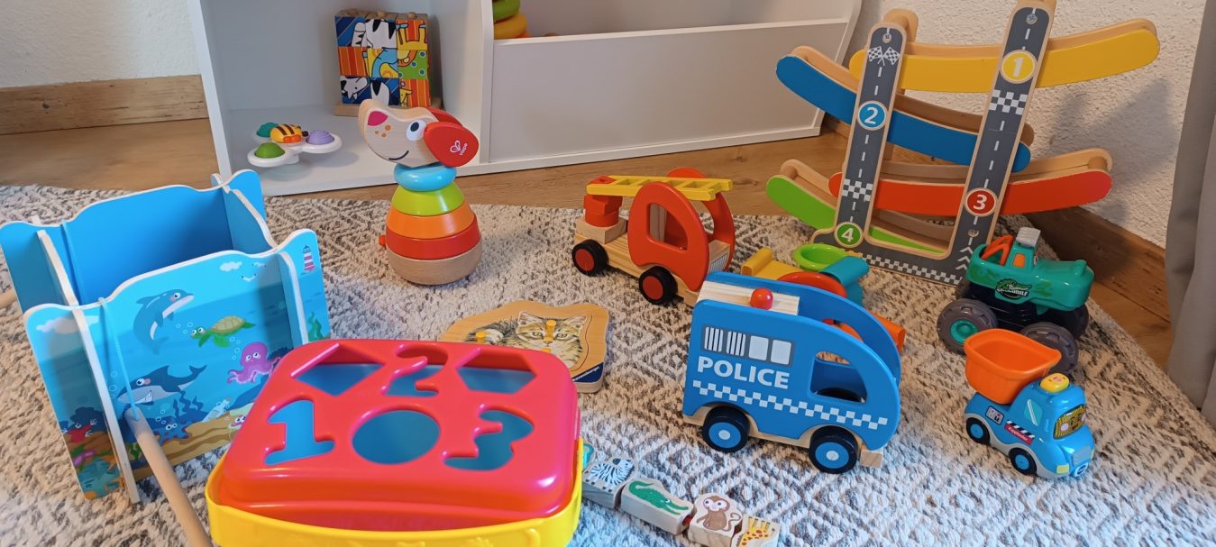 Ferienwohnung mit zwei Balkonen, Schlafzimmer mit zwei Einzelbetten, Spielecke