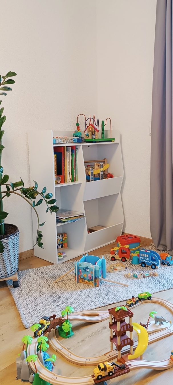 Ferienwohnung mit zwei Balkonen, Schlafzimmer mit zwei Einzelbetten, Spielecke