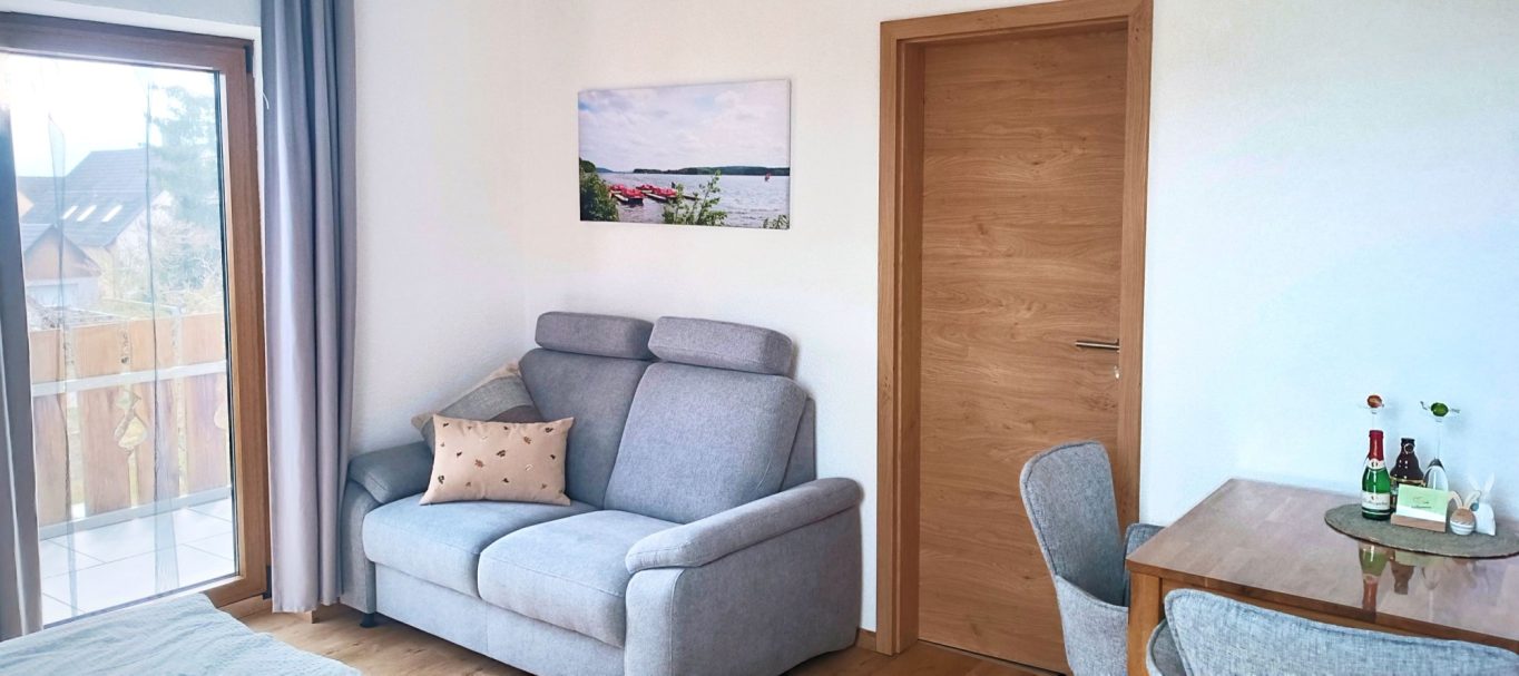 Apartment mit Balkon, Wohn- und Essbereich